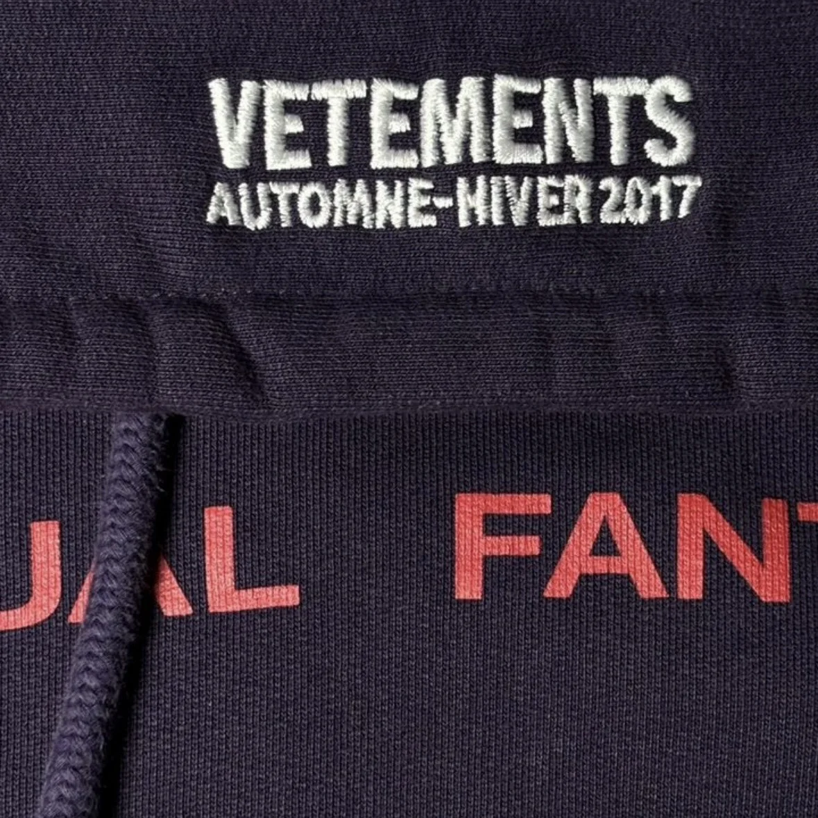 VETEMENTS, очень редкий цена на рынке ~ $3000 - 3500 - миниатюра 3