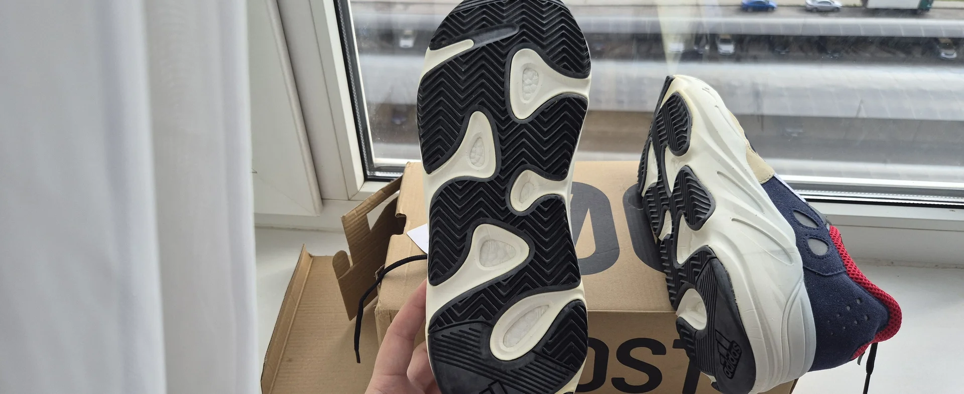 Кроссовки adidas yeezy boost 700 - миниатюра 3
