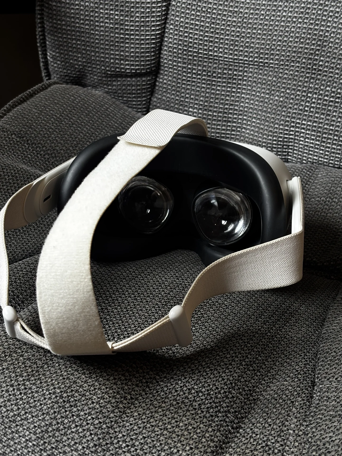 Oculus Quest 2 - миниатюра 3
