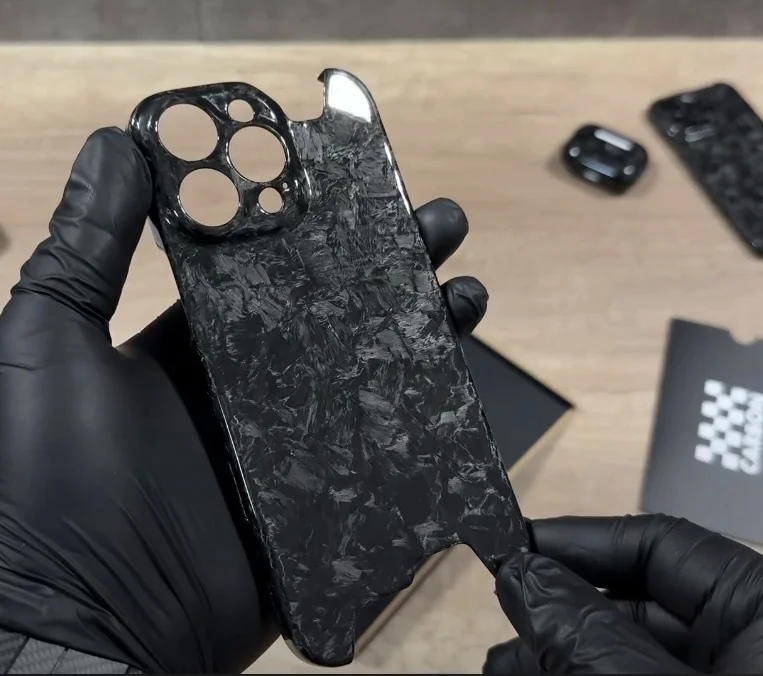 Чехол из кованого карбона iPhone 15 pro max - изображение 1