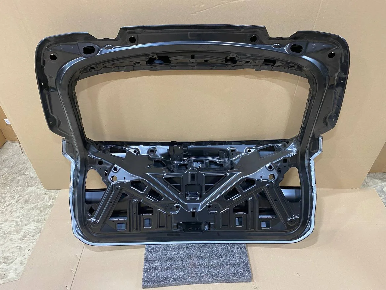 F48 крышка багажника верхняя 41007350826 BMW уценен. - миниатюра 3