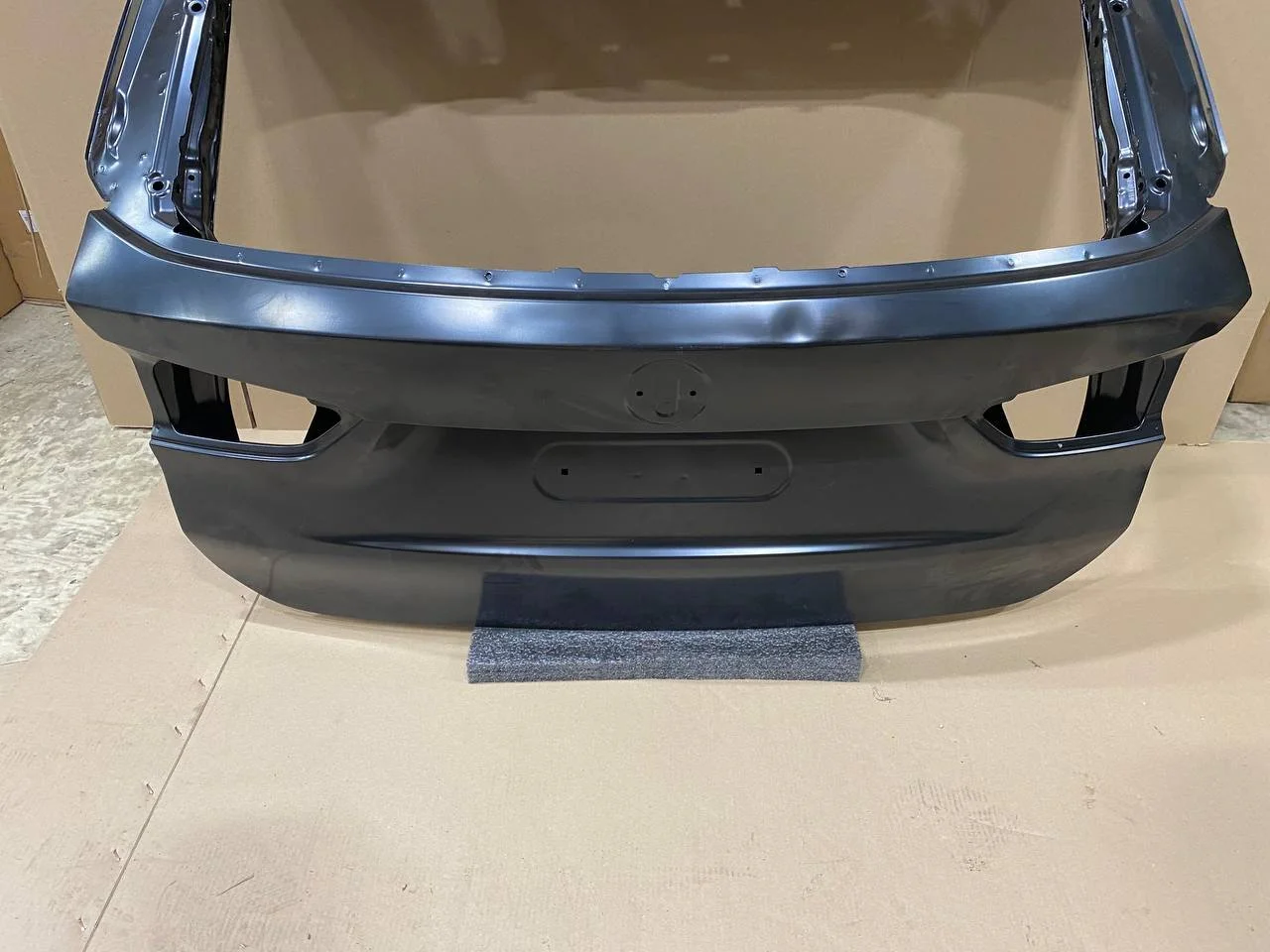F48 крышка багажника верхняя 41007350826 BMW уценен. - миниатюра 6