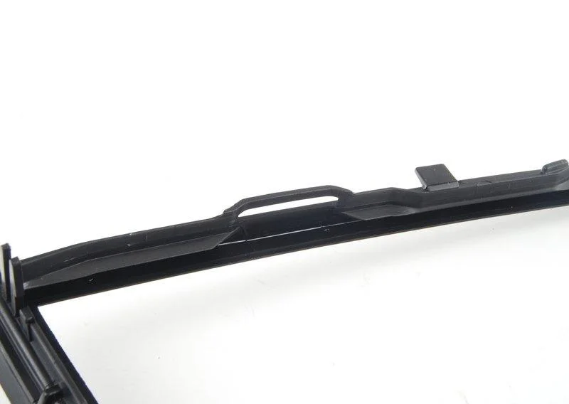 Уплотнитель бокового стекла п зд 51347060220 BMW