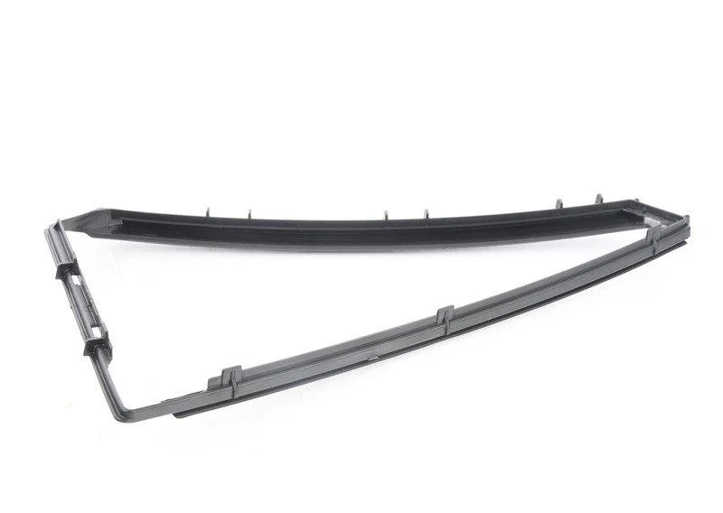 Обойма бокового стекла неподвижн 51357179681 BMW - изображение 1