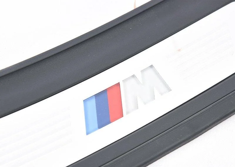 Накладка порога с подсветкой.п зд 51478064906 BMW - изображение 1