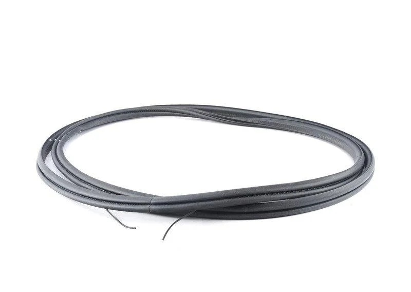 E83/e83n уплотнитель багажной двери 51713403428 BMW - изображение 1