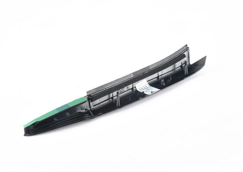 Накладка блока зад.фон.в крышке баг.л 63217206389 BMW - изображение 1