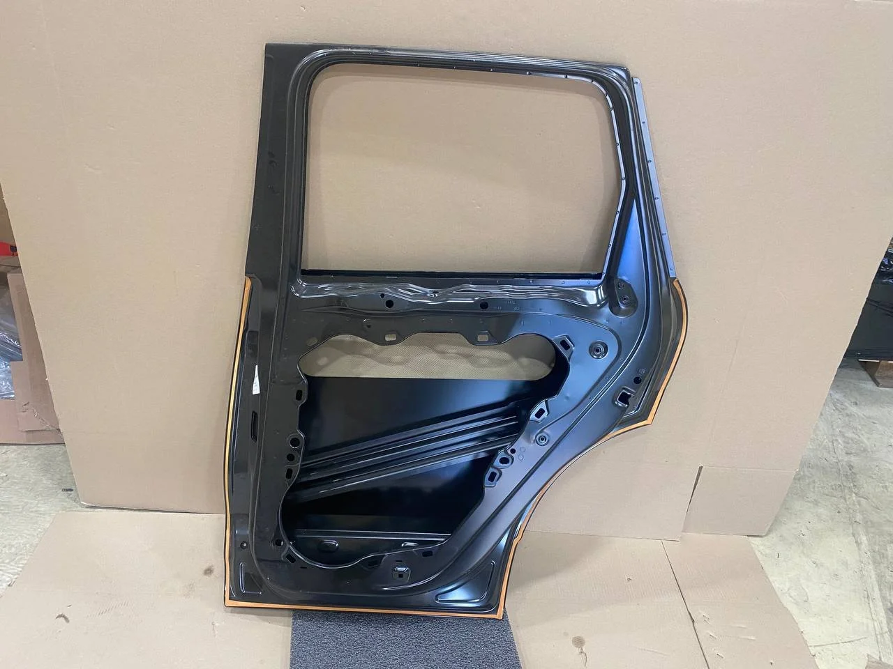 Корпус двери грунтован. 958833056GRV PORSCHE уценен. - миниатюра 5