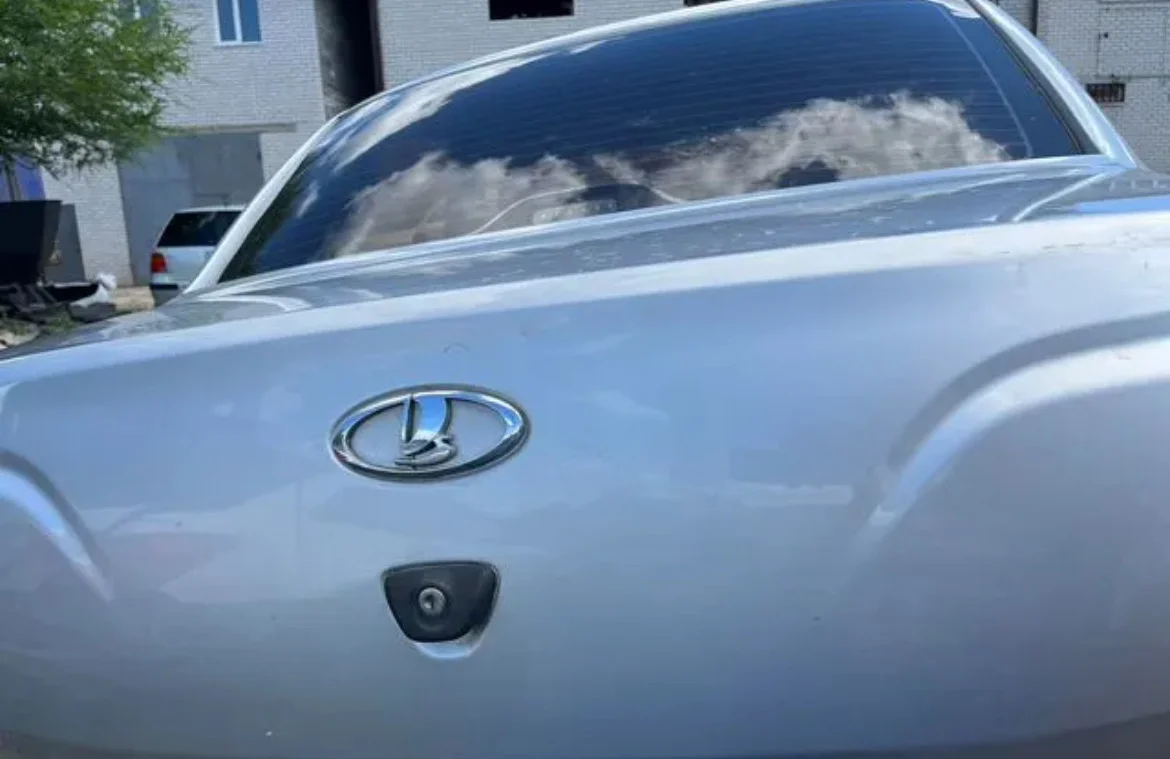 крышка багажника Lada Granta - миниатюра 3