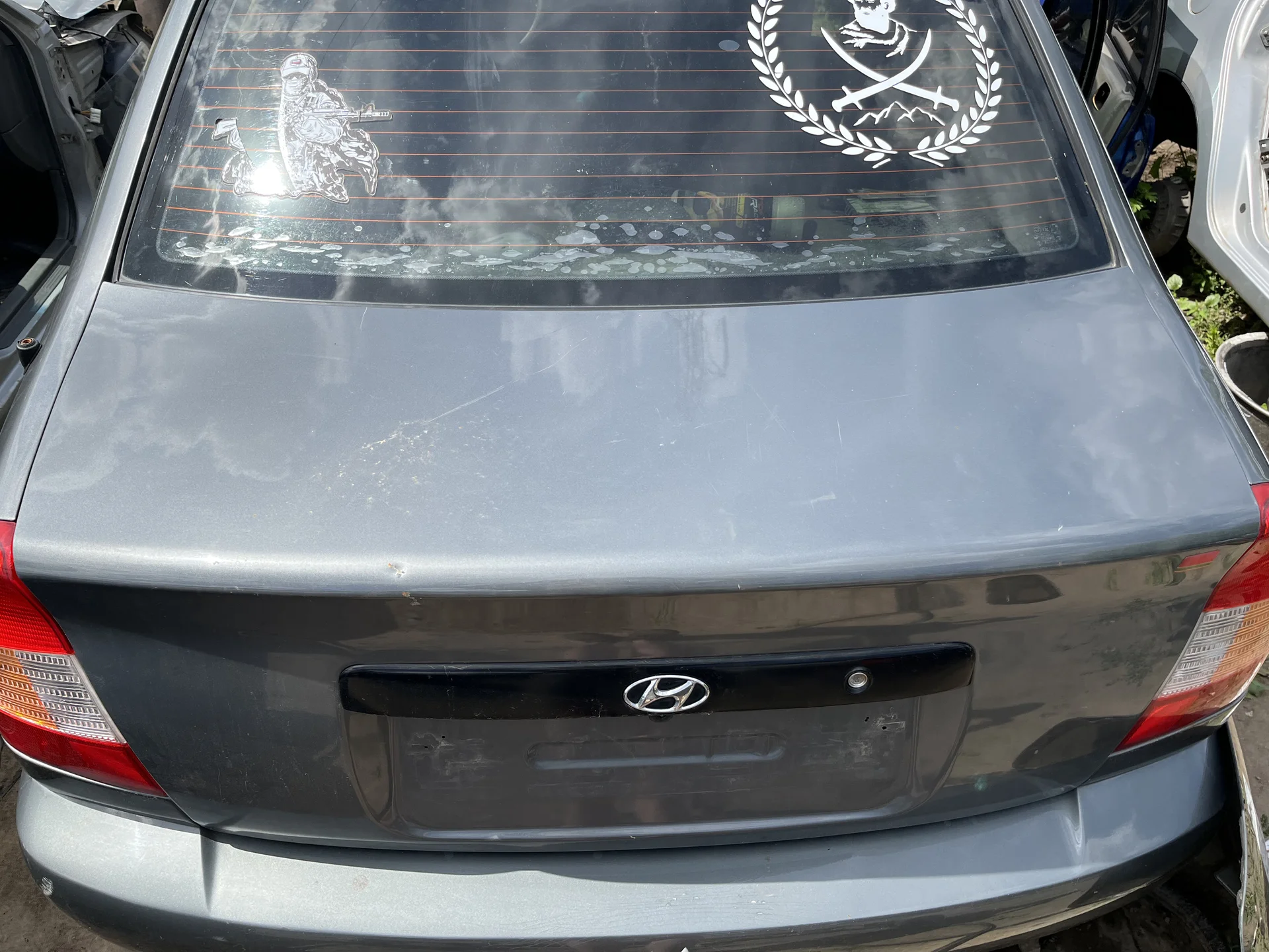 крышка багажника Hyundai Accent 2005 - миниатюра 2