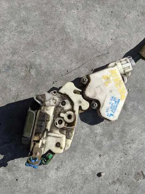 Замок двери Nissan R'nessa PNN30 KA24DE Лев. Перед. - изображение 1