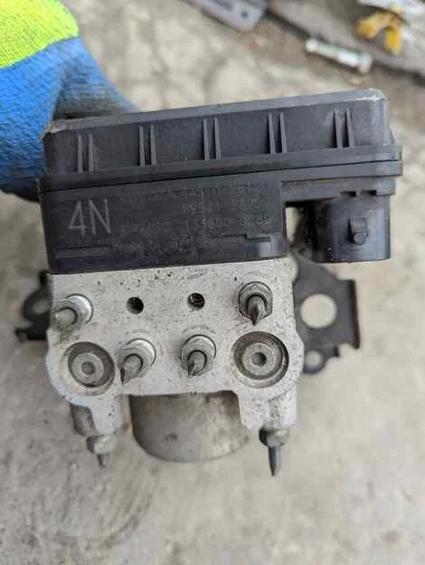 Блок abs Toyota Noah AZR60G 1AZ-FSE - миниатюра 2