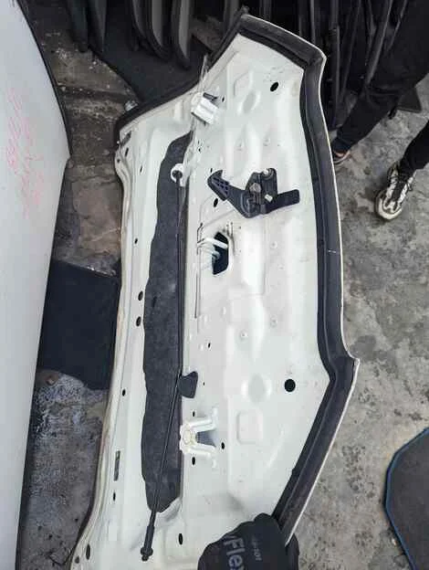 Капот Nissan Leaf AZE0 EM57 - миниатюра 3