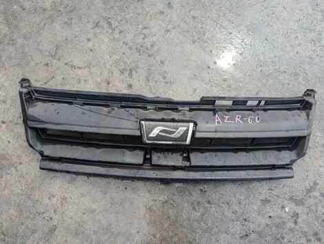 Решетка радиатора Toyota Noah AZR60G 1AZ-FSE - изображение 1