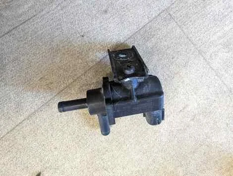 Вакуумный клапан Toyota Crown GRS182 3GR-FSE - изображение 1