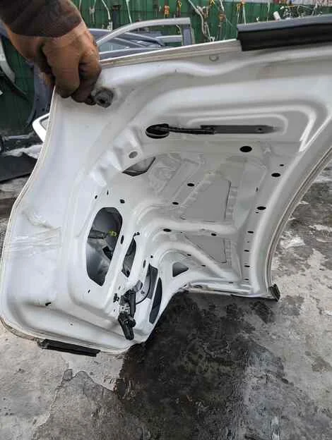 Крышка багажника Mitsubishi Lancer CS2A 4G15 Задн. - миниатюра 3