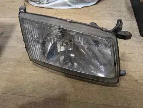 Фара Toyota Regius KCH40W 1KZ-TE Прав. Перед.