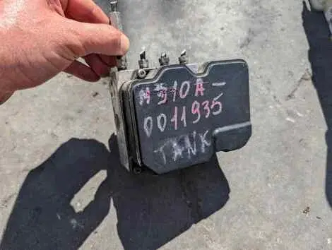 Блок abs Toyota Tank M910A 1KR-FE