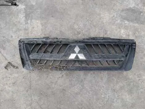 Решетка радиатора Mitsubishi Pajero V73W 6G72 - изображение 1