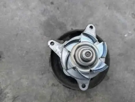 Помпа Mazda Bongo SKP2M L8