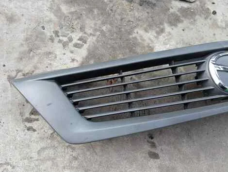 Решетка радиатора Mazda Familia BVY11 QG13DE - миниатюра 2