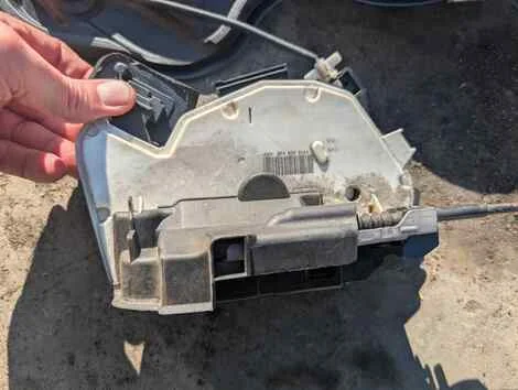 Замок двери Volkswagen Polo 6RCBZ CBZ Прав. Задн. - миниатюра 2