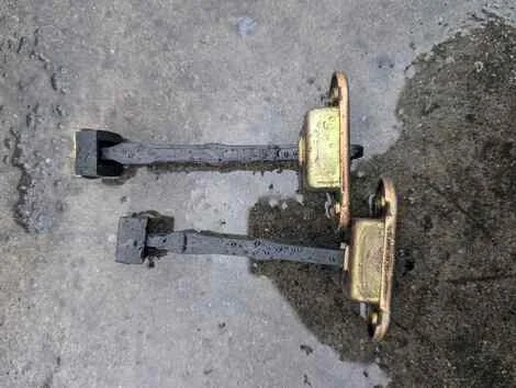 Доводчик двери Mitsubishi Diamante F31A 6G73 Задн. - изображение 1