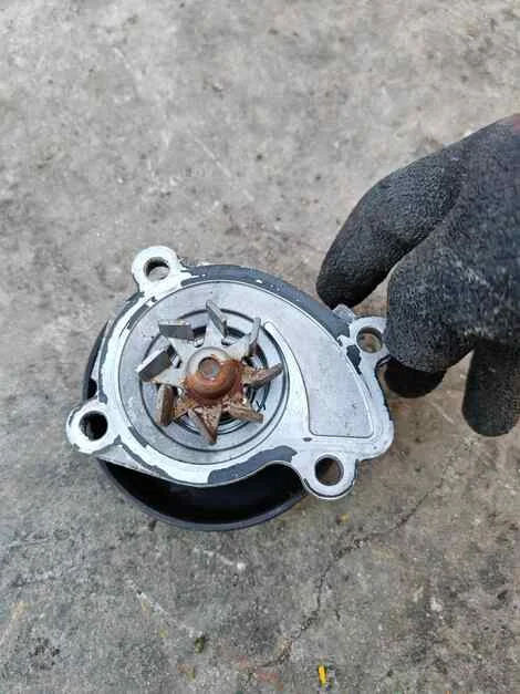 Помпа водяная Nissan Tiida C11 HR15DE - миниатюра 2