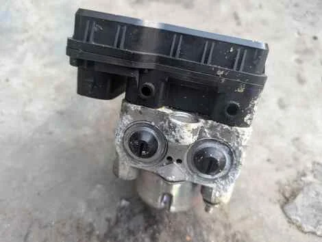 Блок abs Toyota Isis ANM10W 1AZ-FSE - миниатюра 2