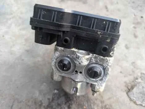 Блок abs Toyota Isis ANM10W 1AZ-FSE - миниатюра 2