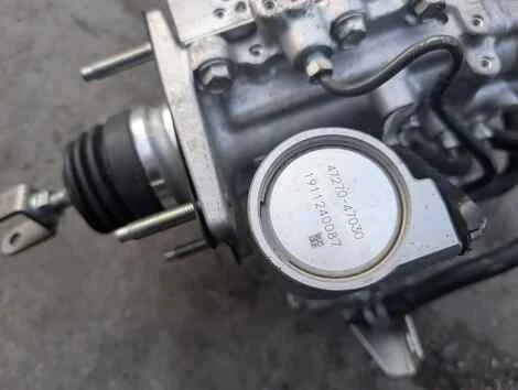 Главный тормозной цилиндр Toyota Sai AZK10 2AZ-FXE - миниатюра 2