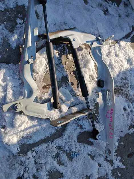Петля капота Volvo V60 FW48 B4164T - изображение 1