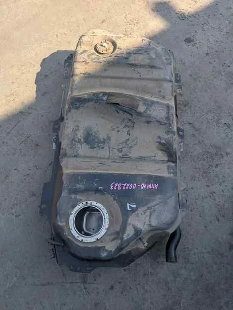 Бензобак Toyota Isis ANM10G 1AZ-FSE - изображение 1