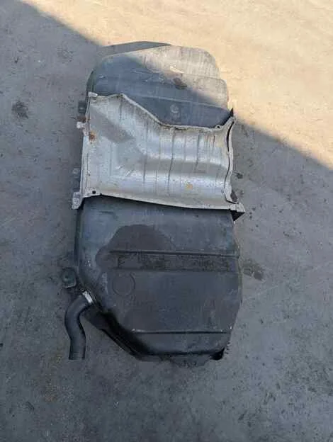 Бензобак Toyota Isis ANM10G 1AZ-FSE - миниатюра 3