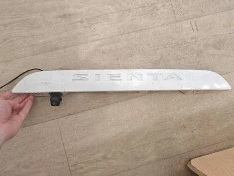 Накладка 5-й двери Toyota Sienta NSP170G 2NR-FKE