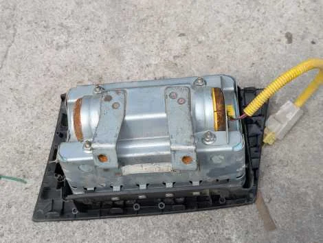 Airbag пассажирский Toyota Noah AZR60G 1AZ-FSE - миниатюра 2
