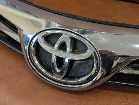 Решетка радиатора Toyota Corolla ZRE181 1ZR-FE - миниатюра 3