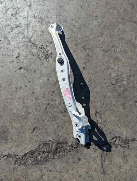 Планка телевизора Toyota Porte NCP141 1NZ-FE Прав. Перед.