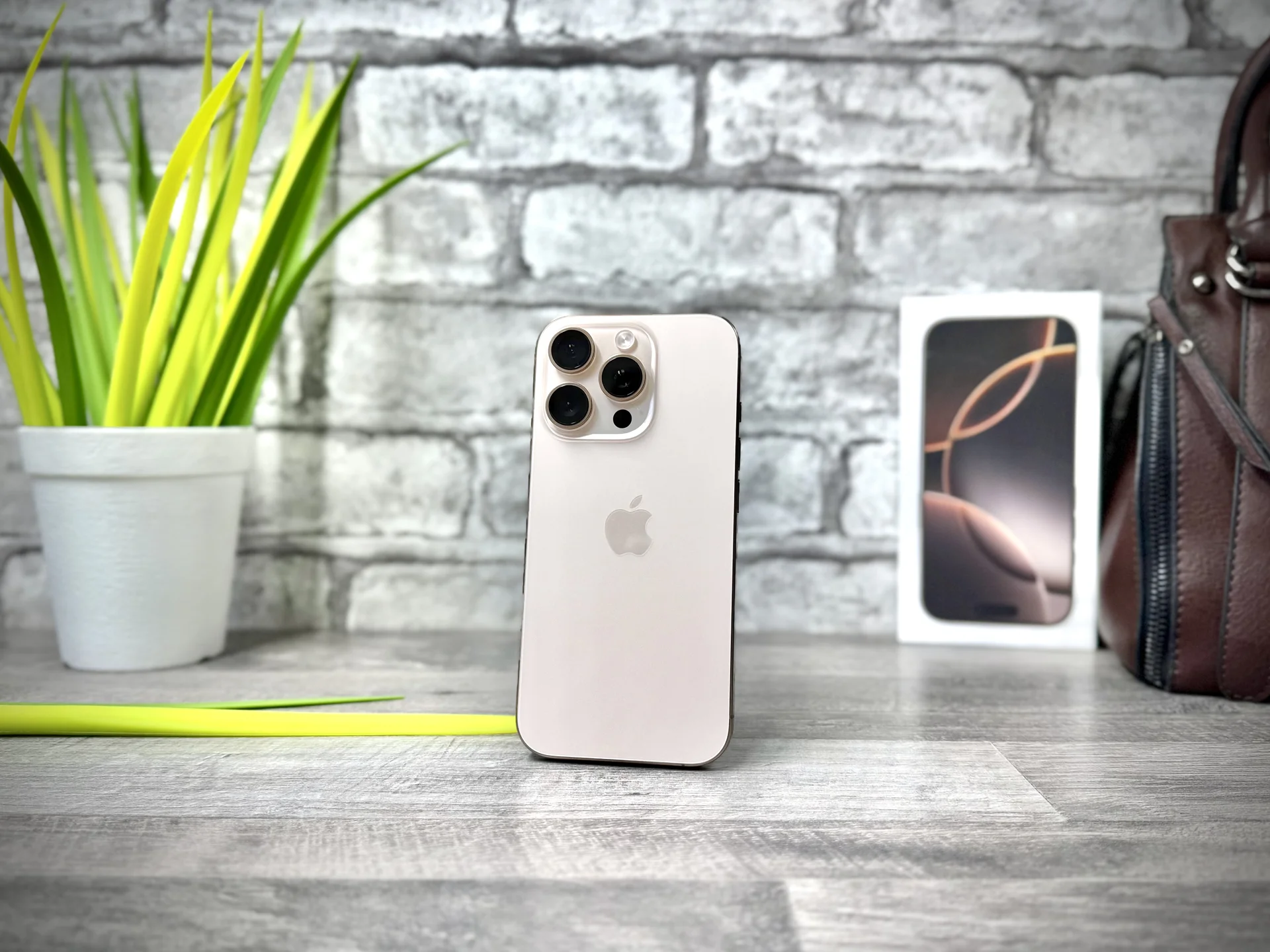 iPhone 16 Pro 512Gb Desert Titanium - миниатюра 2