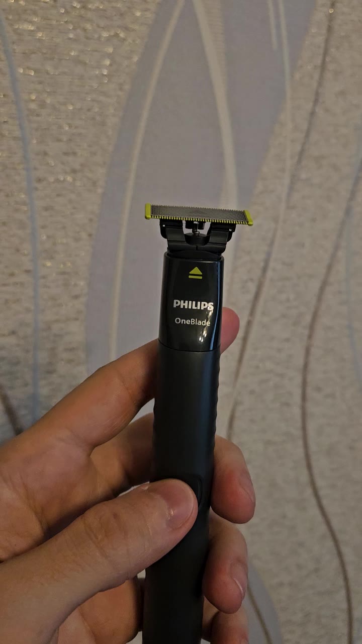 Триммер Philips OneBlade QP1624 + чехол - видео 7