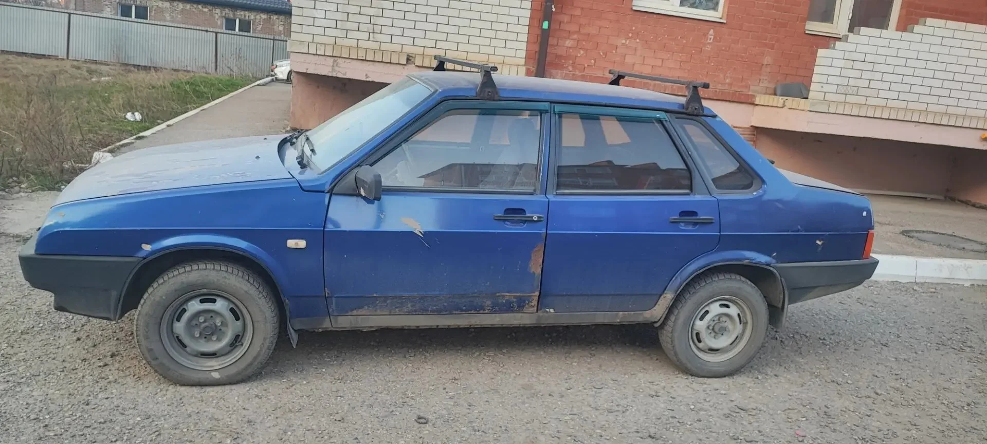 Продаю синий ВАЗ 21099 (год выпуска — 1997)