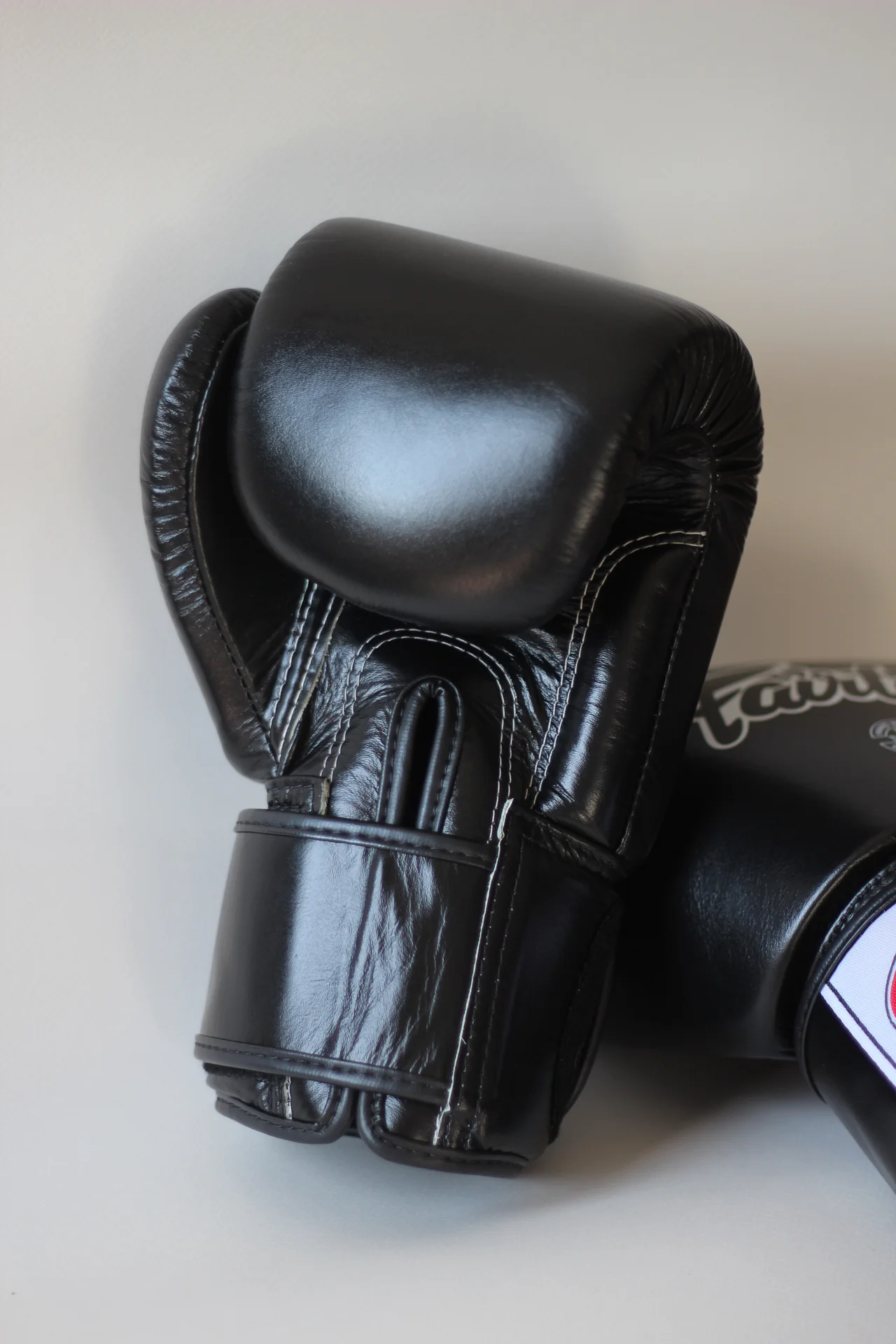 Боксерские перчатки Fairtex BGV1 12 oz черные - миниатюра 3