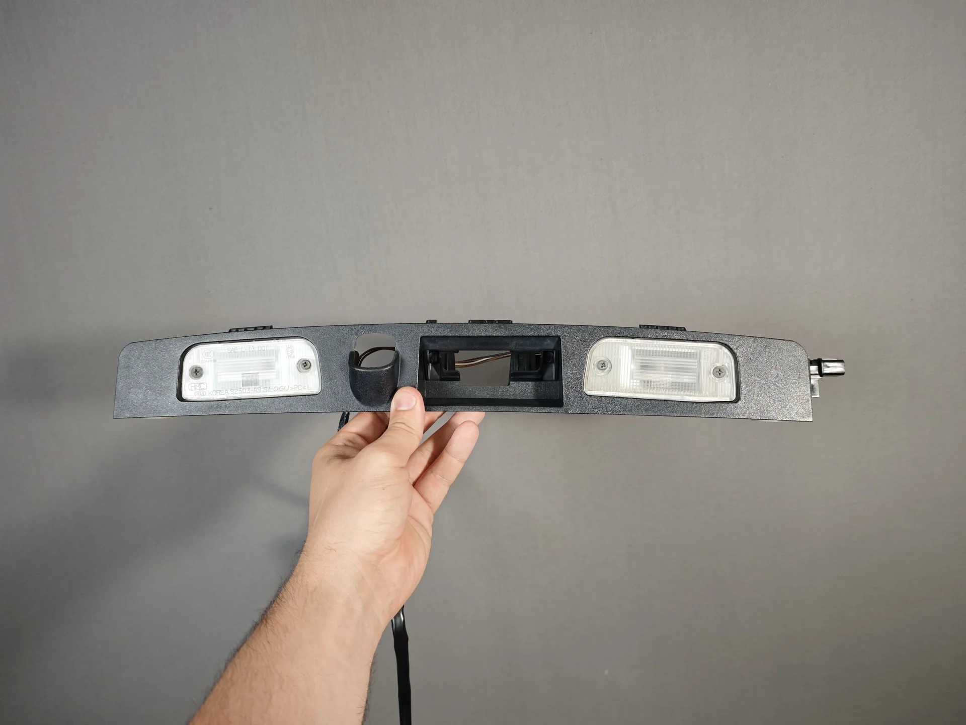 Планка подсветки номера Hyundai Santa Fe 4 TM D4HE