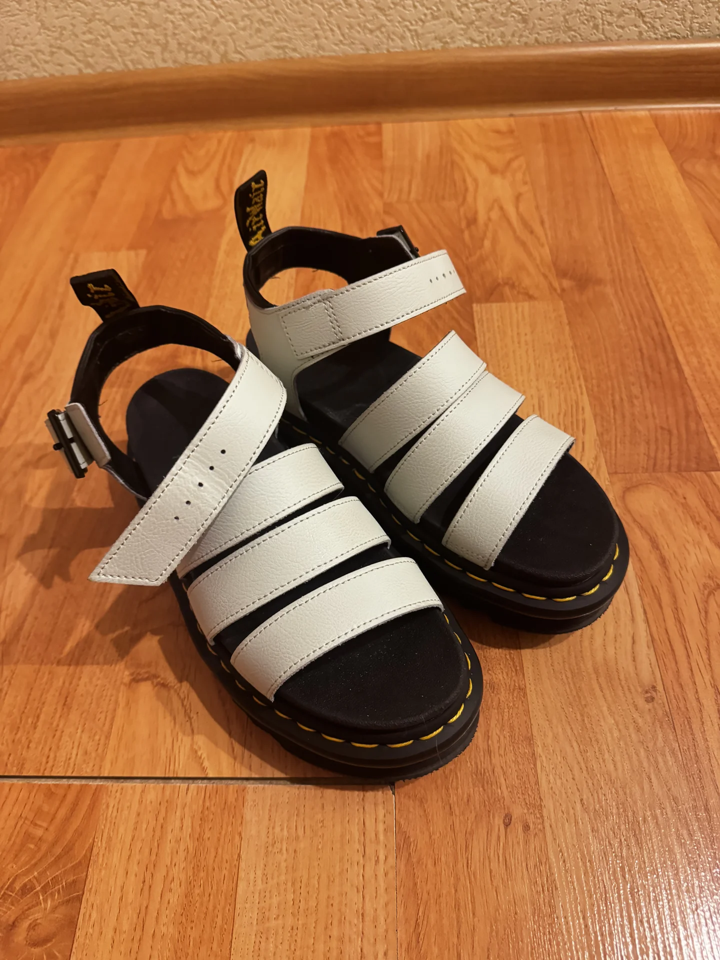 сандалии dr. martens - изображение 1