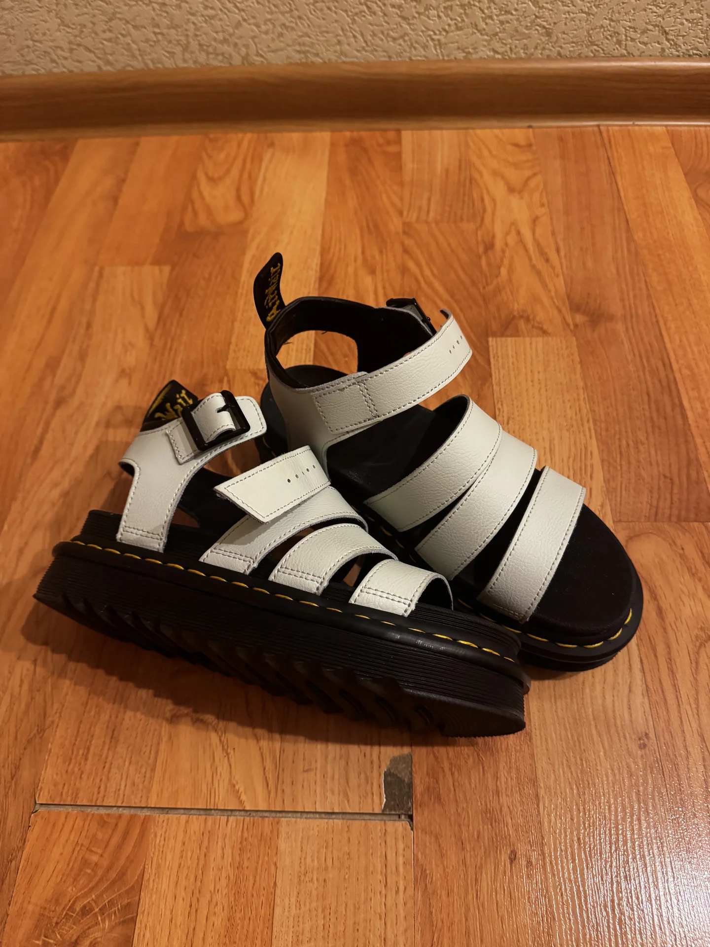 сандалии dr. martens - миниатюра 2