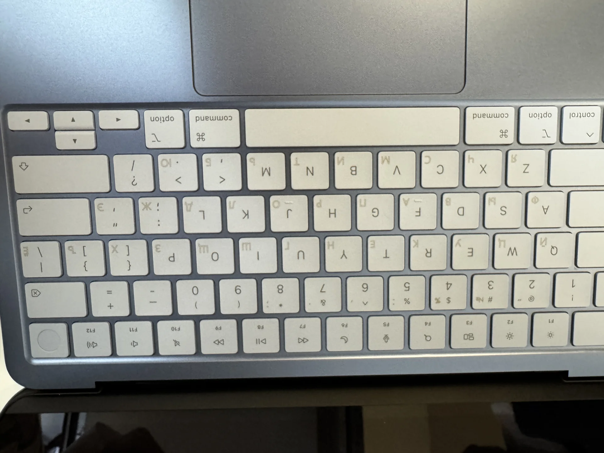 Лазерная гравировка клавиатуры MacBook - миниатюра 3