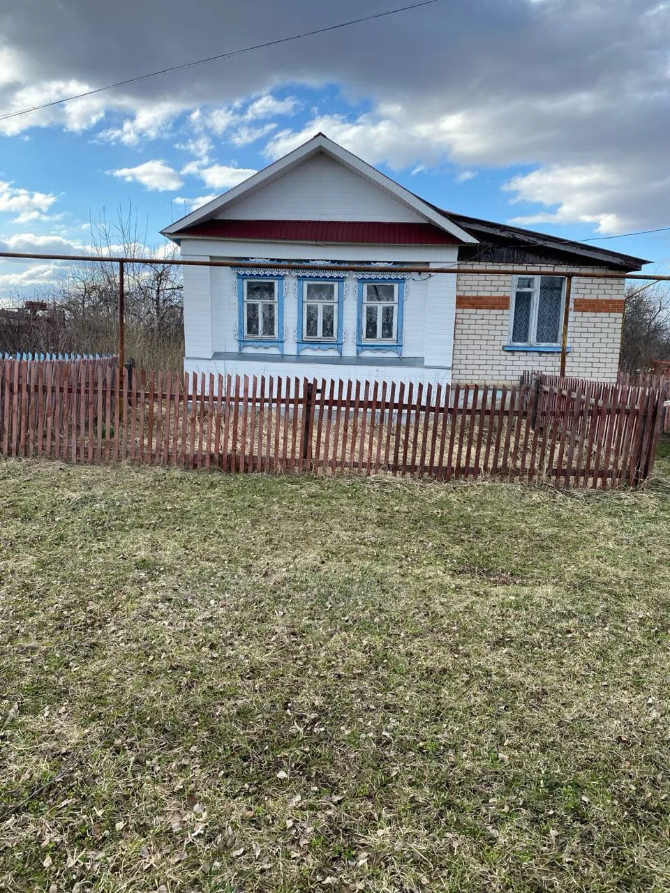 Крепкий жилой дом с большим участком и плодоносящим садом