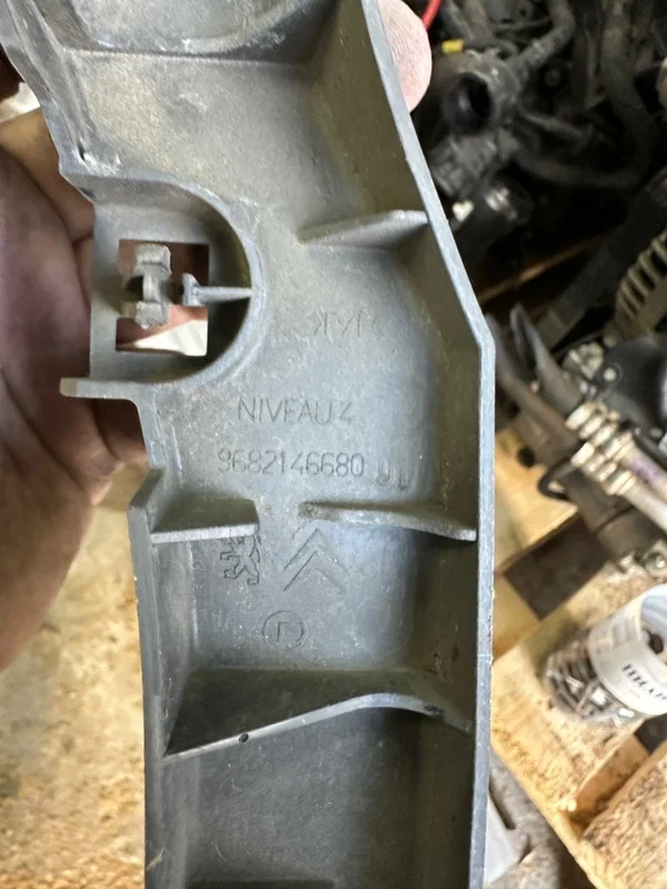 Накладка замка капота PEUGEOT 308 T7 EP6DT 2009 - миниатюра 3