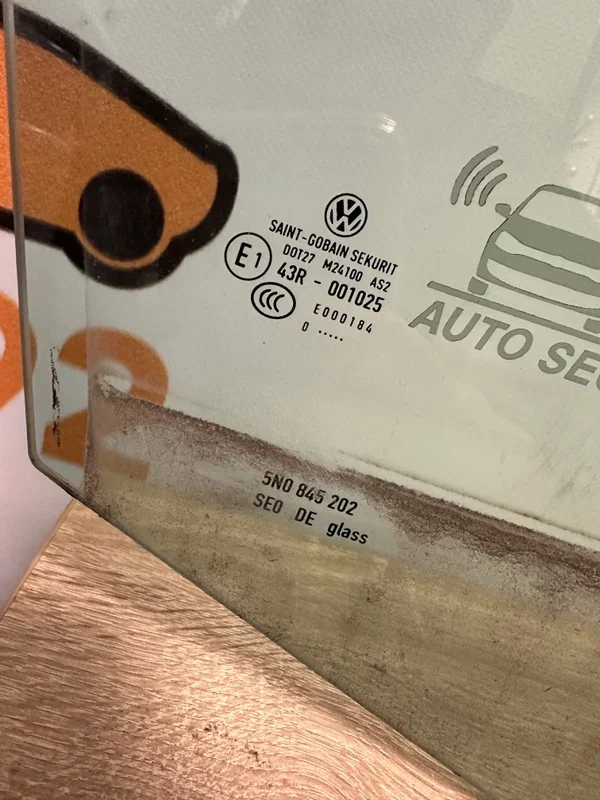Стекло двери переднее правое Volkswagen Tiguan 5N1 - миниатюра 2