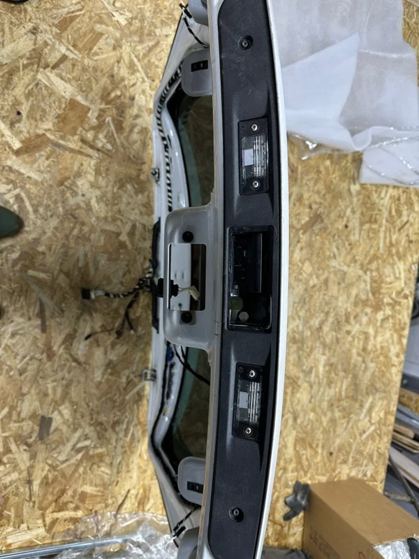 Крышка багажника Volkswagen Tiguan 5N1 CCZC 2011 - миниатюра 10